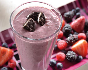 Red Fruit Smoothie with Cookies